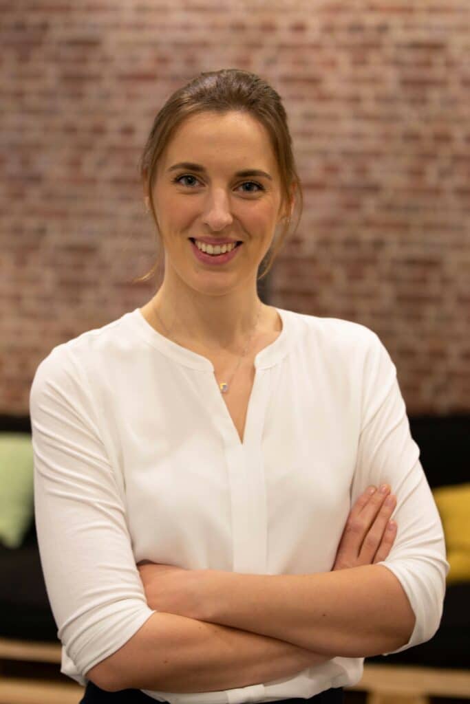 Alexa Glaser Oberkoerper Arme rechts