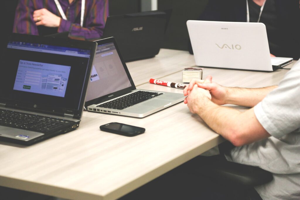 Arbeitsverweigerung Haende Buero Computer