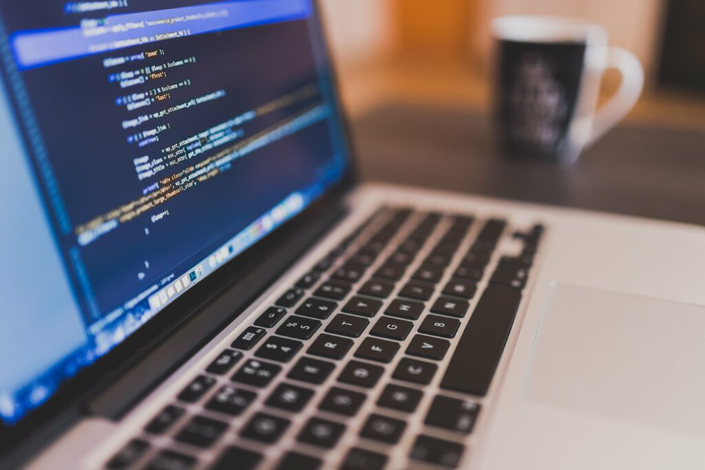 Ein Laptop mit offenem Code Fenster