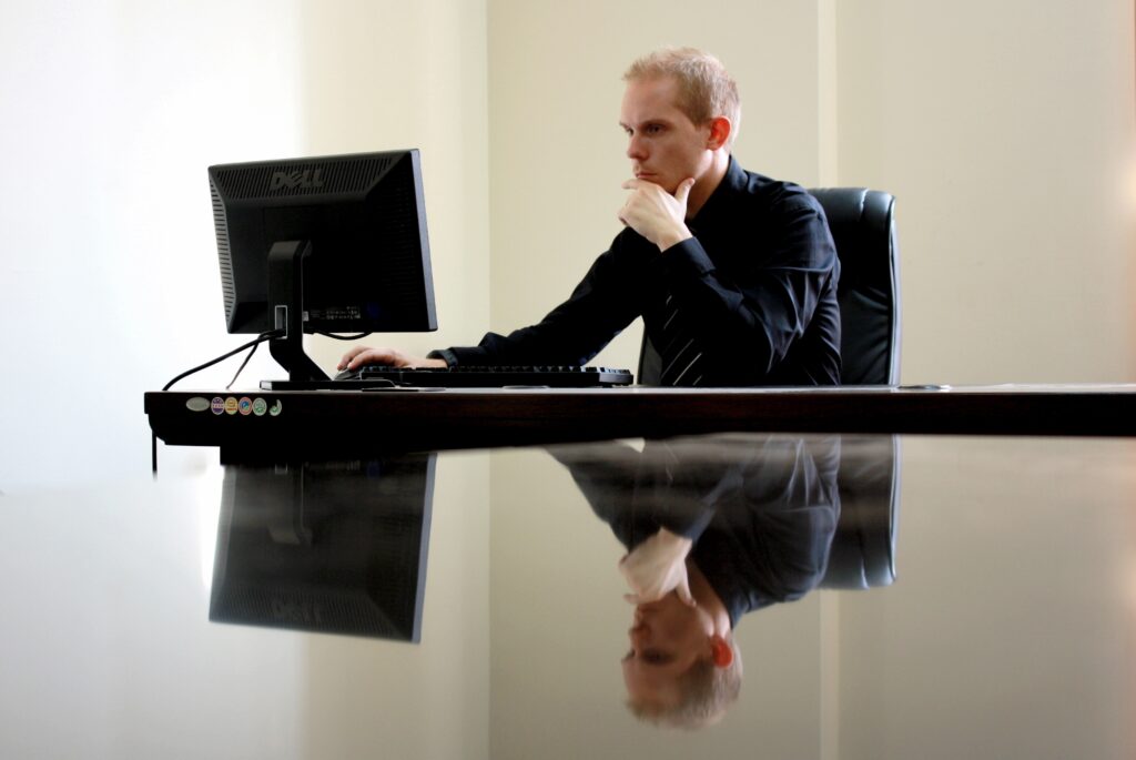 Fluktuation Mann am PC Sinnvolle Arbeit