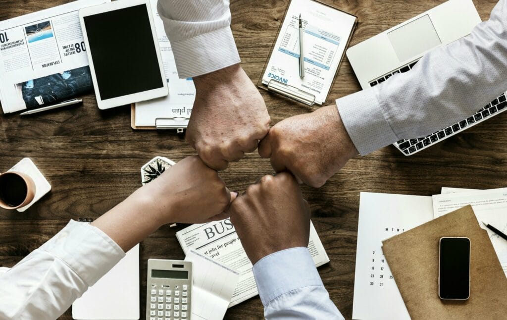 Haende ueber Tisch Teamwork