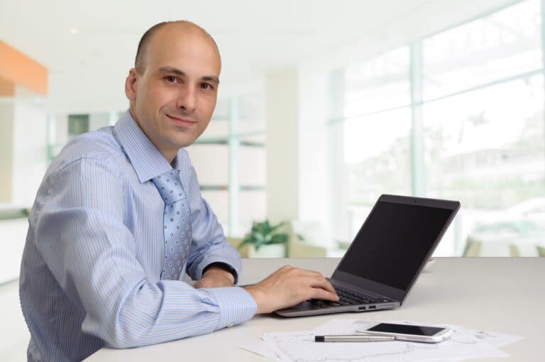 MItarbeiterzufriedenheit Mann am Laptop Laecheln