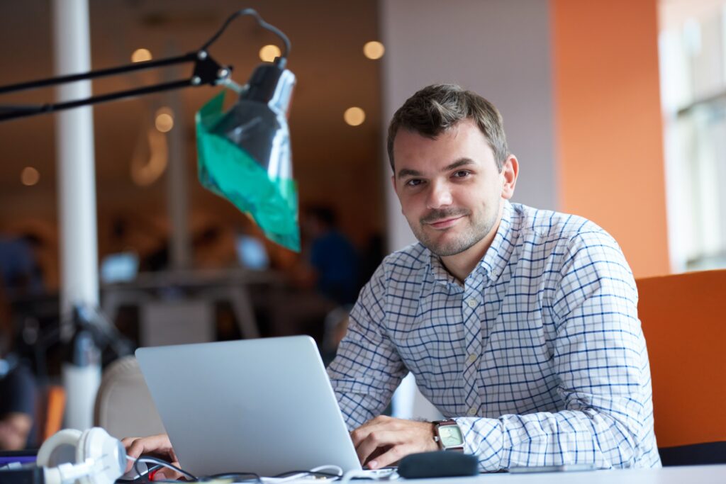 Person Mann zufrieden am Laptop