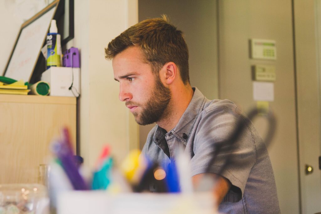 Person konzentriert bei der Arbeit