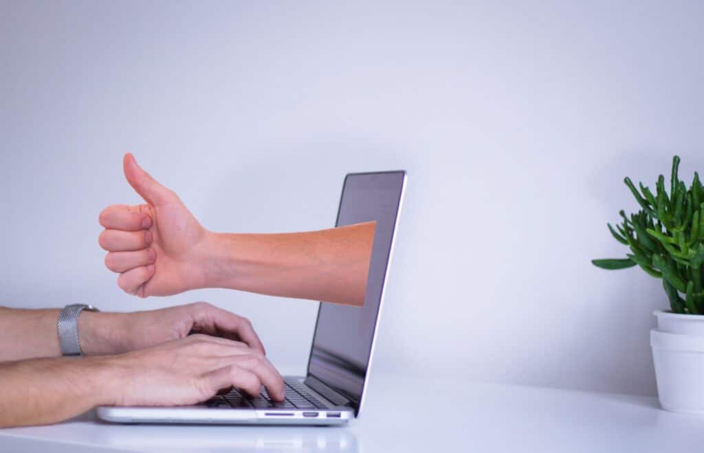Rueckmeldung positiv Daumen hoch Laptop